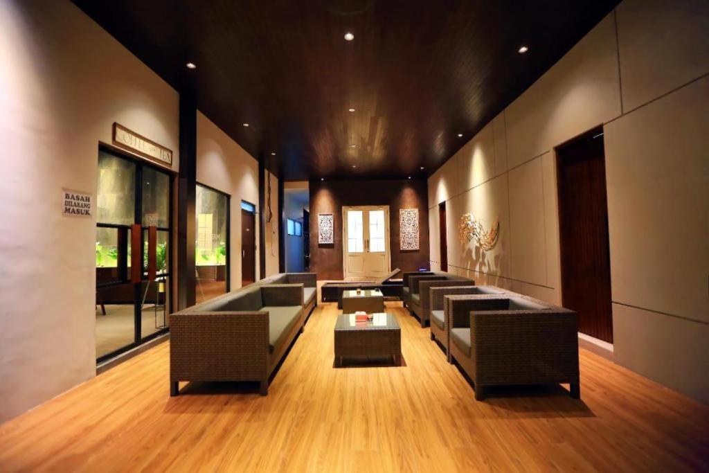 New Surya Hotel Banyuwangi  Exterior photo